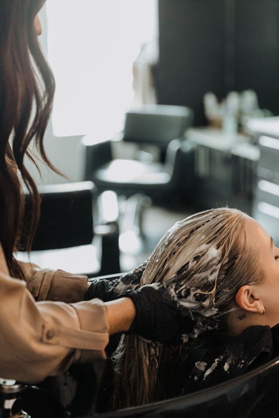 Coloration wird im Coifair Salon aufgetragen